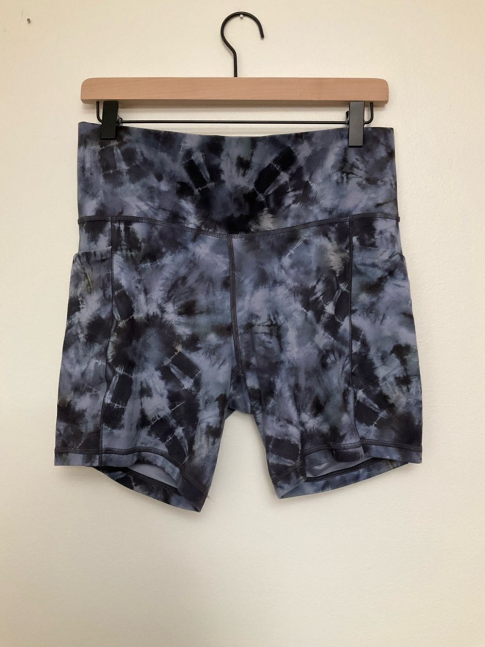 Athleta Salutation Stash Biker Shorts 7”